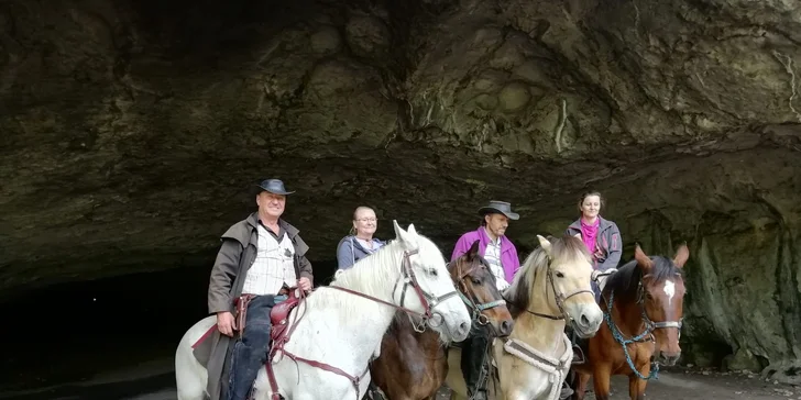 Vyjížďka na koni v Moravském krasu či jízda kočárem lokalitou dle výběru