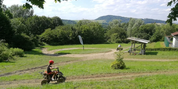 30 min. jízdy na čtyřkolce nebo pitbiku na uzavřeném terénním okruhu pro děti i dospělé