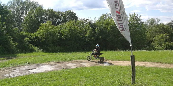 30 min. jízdy na čtyřkolce nebo pitbiku na uzavřeném terénním okruhu pro děti i dospělé