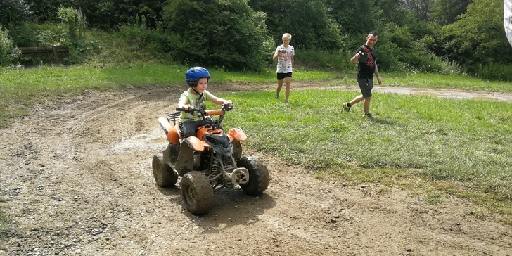 30 min. jízdy na čtyřkolce nebo pitbiku na uzavřeném terénním okruhu pro děti i dospělé