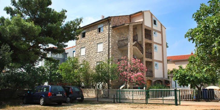 Léto na Makarské riviéře: vybavené apartmány s kuchyňkou, moře 200 m