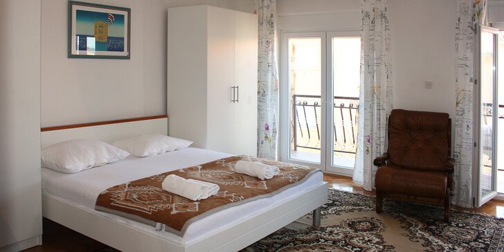Léto na Makarské riviéře: vybavené apartmány s kuchyňkou, moře 200 m