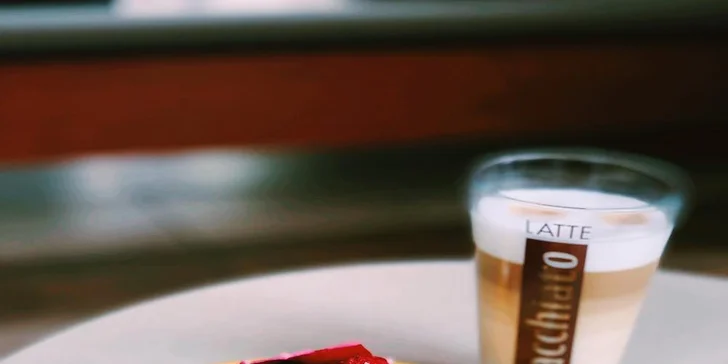 Espresso lungo či latte macchiato a zákusek dle výběru pro 1 i pro 2 osoby