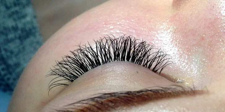 Prodlužování řas metodou řasa na řasu nebo volume lashes 2D až 5D