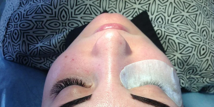 Prodlužování řas metodou řasa na řasu nebo volume lashes 2D až 5D