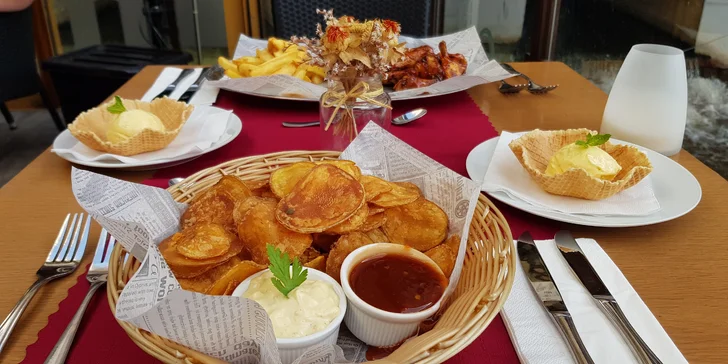 Menu pro dva s výhledem na Karlův most: pečená žebra nebo křídla, bramborové lupínky a zmrzlina