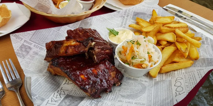 Menu pro dva s výhledem na Karlův most: pečená žebra nebo křídla, bramborové lupínky a zmrzlina