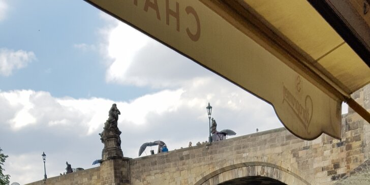 Menu pro dva s výhledem na Karlův most: pečená žebra nebo křídla, bramborové lupínky a zmrzlina