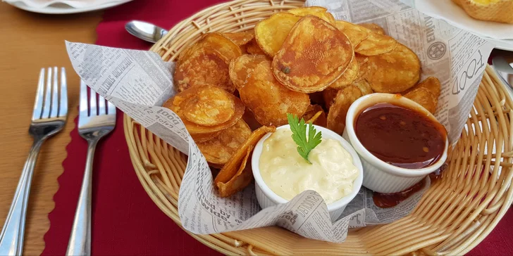 Menu pro dva s výhledem na Karlův most: pečená žebra nebo křídla, bramborové lupínky a zmrzlina