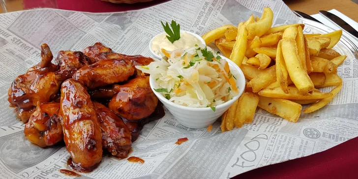 Menu pro dva s výhledem na Karlův most: pečená žebra nebo křídla, bramborové lupínky a zmrzlina