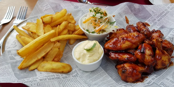 Menu pro dva s výhledem na Karlův most: pečená žebra nebo křídla, bramborové lupínky a zmrzlina