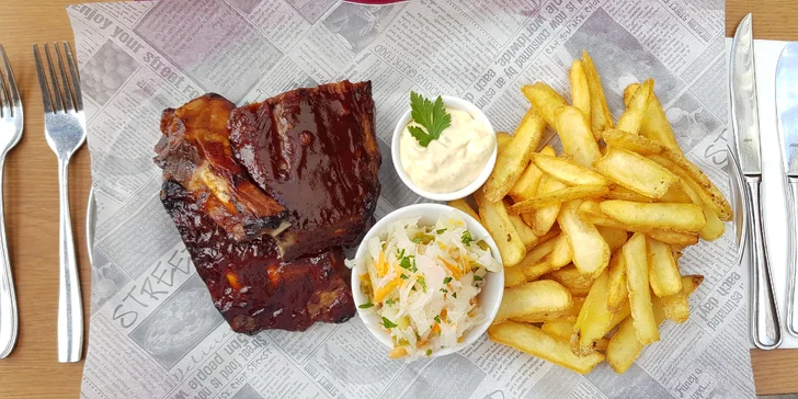 Menu pro dva s výhledem na Karlův most: pečená žebra nebo křídla, bramborové lupínky a zmrzlina