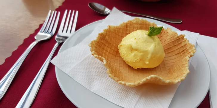 Menu pro dva s výhledem na Karlův most: pečená žebra nebo křídla, bramborové lupínky a zmrzlina