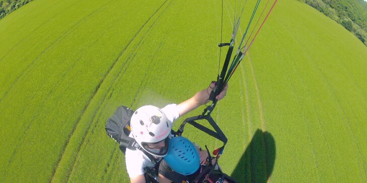 Tandemové paragliding lety v okolí Prahy: seznamovací, akrobatický i termický let