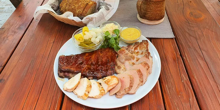 Talíř masa ve stylové pivnici Komín pub: panenka, prso, krkovice i žebra, navrch chleba a zelenina