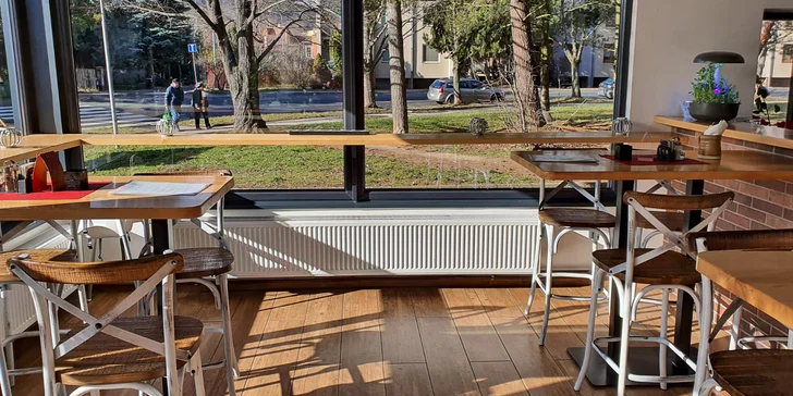 Talíř masa ve stylové pivnici Komín pub: panenka, prso, krkovice i žebra, navrch chleba a zelenina