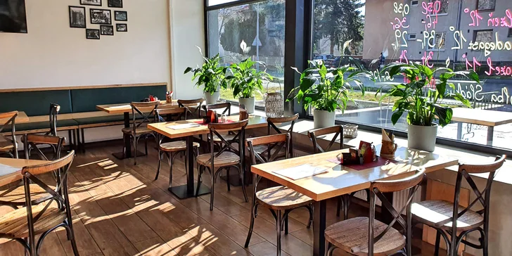 Talíř masa ve stylové pivnici Komín pub: panenka, prso, krkovice i žebra, navrch chleba a zelenina
