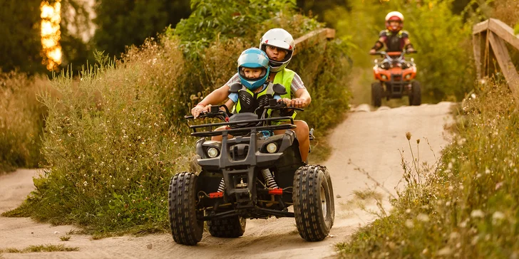 30 min. jízdy na čtyřkolce o obsahu 300 ccm na uzavřeném terénním okruhu