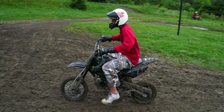30 min. jízdy na čtyřkolce nebo pitbiku na uzavřeném terénním okruhu pro děti i dospělé