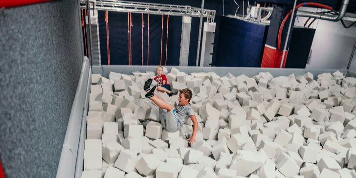 Hodina skákání v Jump Academy Olomouc: trampolíny, ninja dráha, parkour zóna i 9D kino