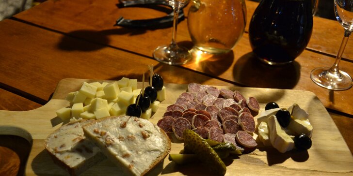 Zajděte si na skleničku: Půl litru sudového vína a talíř sýrů a uzenin pro dva