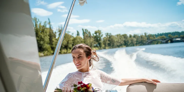 Hodinová veřejná nebo privátní plavba luxusní jachtou i s občerstvením