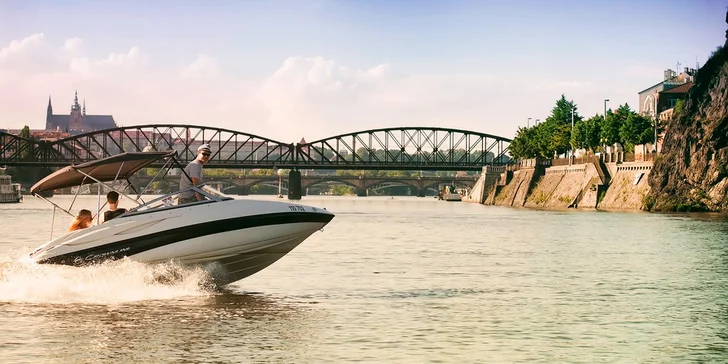 Soukromá jízda na luxusním motorovém člunu až pro 5 osob na 20–120 minut