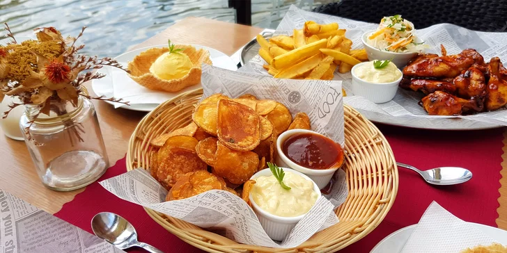 Menu pro dva s výhledem na Karlův most: pečená žebra nebo křídla, bramborové lupínky a zmrzlina