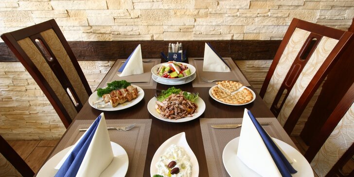 Řecké letní menu: kuřecí i vepřové souvlaki, gyros, tzatziky i řecký salát