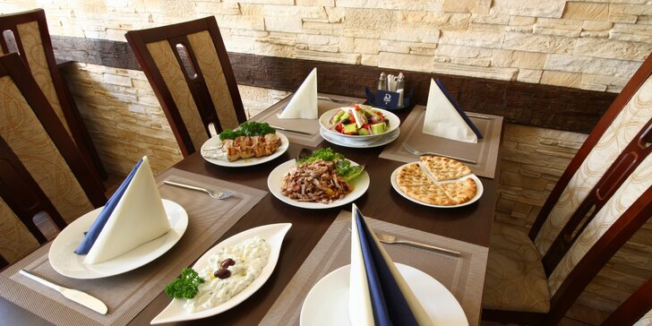 Řecké letní menu: kuřecí i vepřové souvlaki, gyros, tzatziky i řecký salát