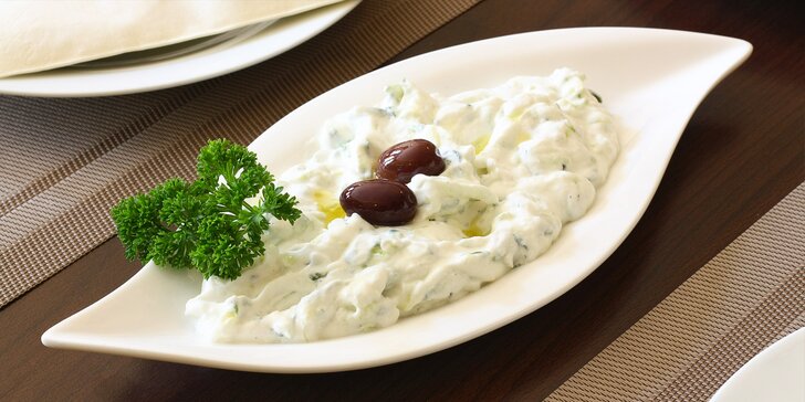 Řecké menu: kuřecí i vepřové souvlaki, gyros, tzatziky i řecký salát