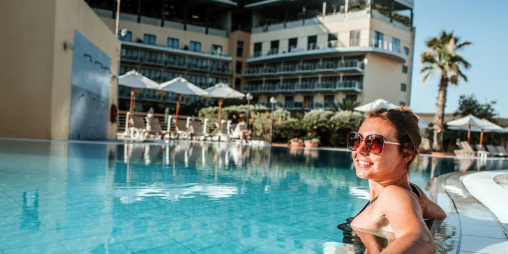 Až 15denní dovolená v 5* hotelu na Maltě přímo u pláže: snídaně, bazény a pobyt pro dítě do 12,9 let zdarma