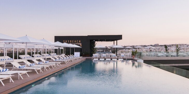 Až 15denní dovolená v 5* hotelu na Maltě přímo u pláže: snídaně, bazény a pobyt pro dítě do 12,9 let zdarma