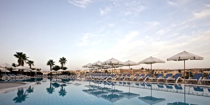 Až 15denní dovolená v 5* hotelu na Maltě přímo u pláže: snídaně, bazény a pobyt pro dítě do 12,9 let zdarma