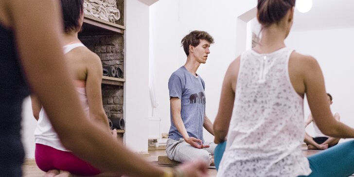 Pro zdraví těla i mysli: dopolední lekce jógy v moderním studiu v Karlíně