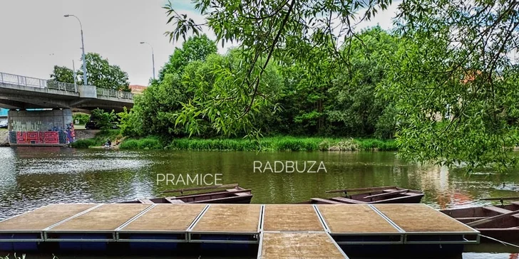 Zapůjčení pramičky na 1 hodinu pro 3 až 5 lidí vč. záchranných vest