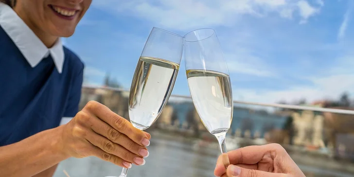 50min. vyhlídková plavba po Vltavě se sklenkou prosecca pro 1 nebo 2 osoby