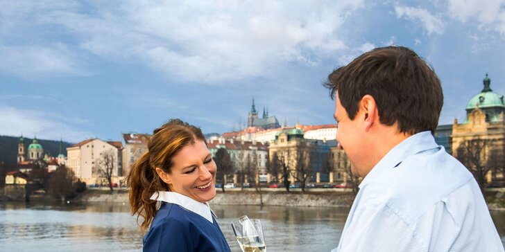 50min. vyhlídková plavba po Vltavě se sklenkou prosecca pro 1 nebo 2 osoby