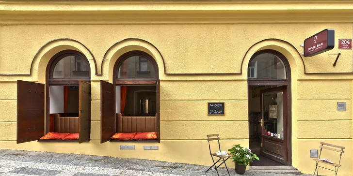 Posezení v srdci Žižkova pro dva: koktejly, billiard i nachos