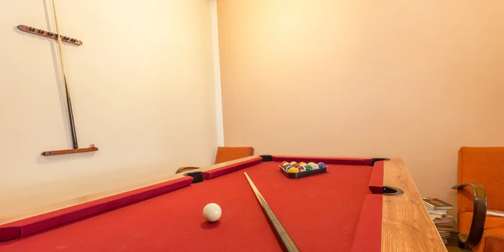 Posezení v srdci Žižkova pro dva: koktejly, billiard i nachos