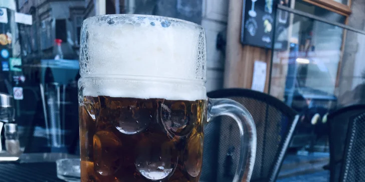 Pořádná svačina: největší hot dog v Praze a dva tupláky piva Radegast Ratar