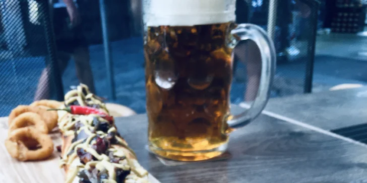 Pořádná svačina: největší hot dog v Praze a dva tupláky piva Radegast Ratar
