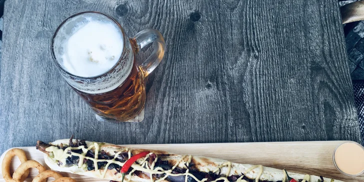 Pořádná svačina: největší hot dog v Praze a dva tupláky piva Radegast Ratar