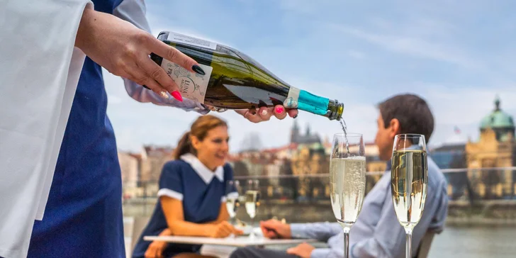50min. vyhlídková plavba po Vltavě se sklenkou prosecca pro 1 nebo 2 osoby