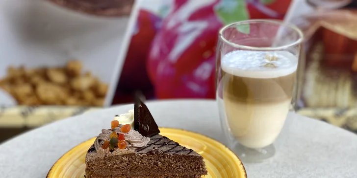 Espresso lungo či latte macchiato a zákusek dle výběru pro 1 i pro 2 osoby