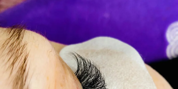 Prodlužování řas metodou řasa na řasu nebo volume lashes 2D až 5D