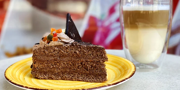 Espresso lungo či latte macchiato a zákusek dle výběru pro 1 i pro 2 osoby