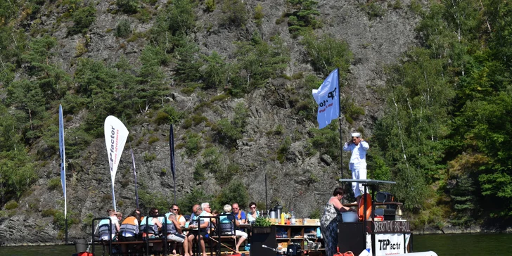 Párty s námořnickým doprovodem a grilováním na Slapech