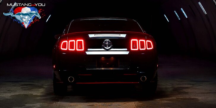 Celodenní zapůjčení upravené legendy Ford Mustang v černočervené barvě