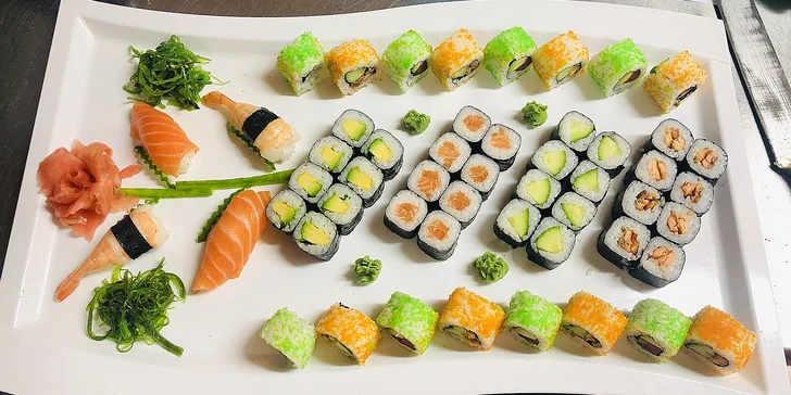 Zajděte na sushi sety: 24–52 ks s lososem, úhořem, krabem i čistě vegetariánské